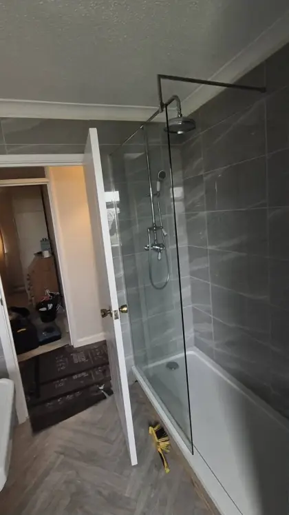 Walk-in shower with glass screen